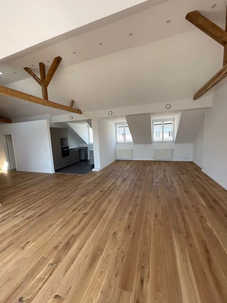 Über den Dächern der Stadt: Einzigartige Dachgeschosswohnung in Top-Lage — photo 1